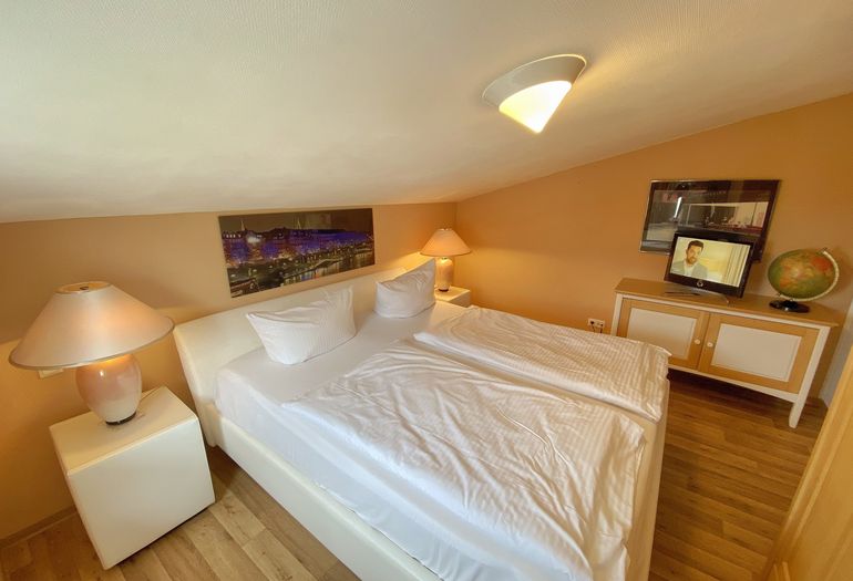 1. Schlafzimmer mit TV