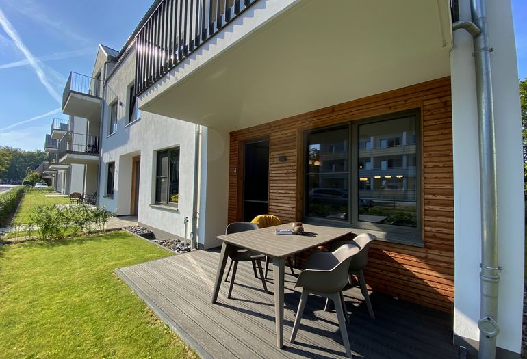 bestuhlte Terrasse lädt zum Entspannen ein