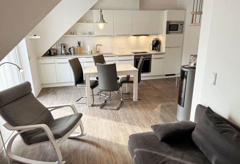 Blick von der Sitzecke auf den Küchenbereich