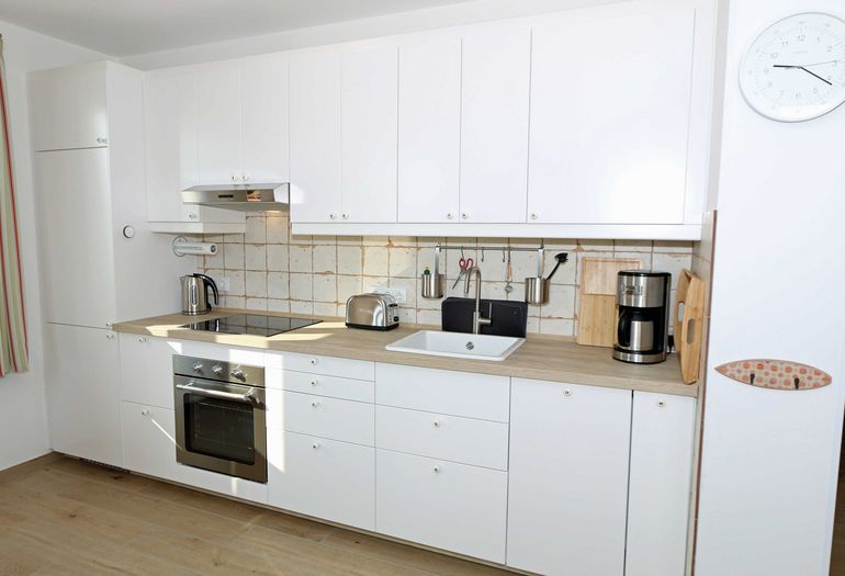 Moderne Küchenzeile mit Backofen