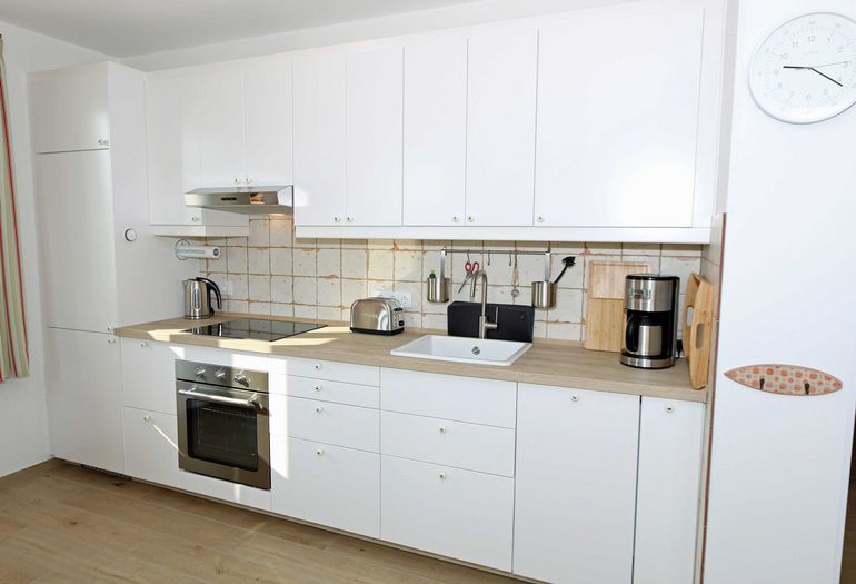 Moderne Küchenzeile mit Backofen Moderne Küchenzeile mit Backofen