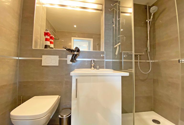 kleines Badezimmer mit Dusche und WC kleines Badezimmer mit Dusche und WC