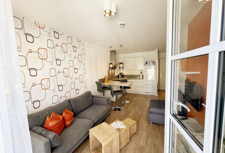 vom Ostbalkon mit Blick in den Wohnbereich