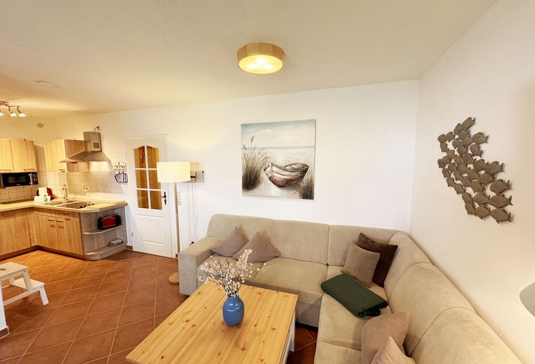 Couchecke mit Blick auf die Küchenzeile