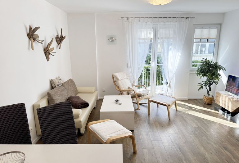 gemütlicher Wohnbereich mit Relax Sessel und Couch