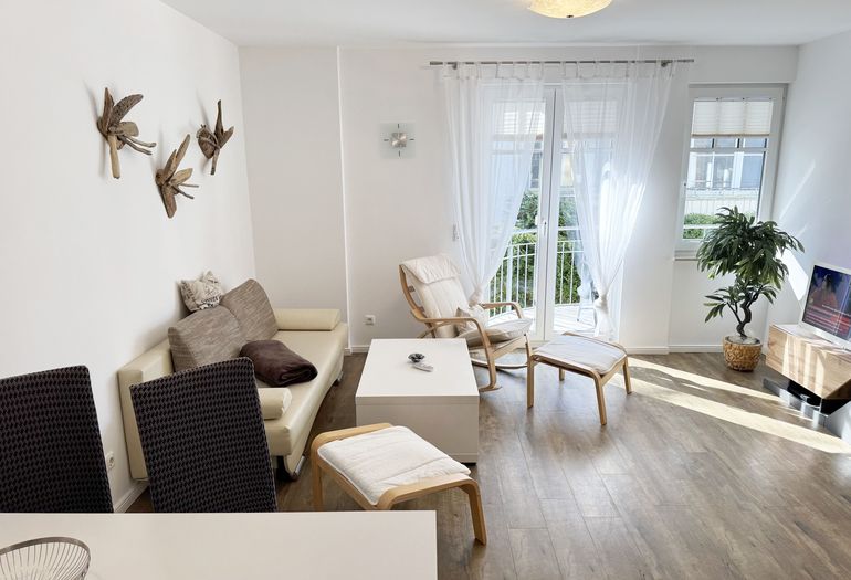 gemütlicher Wohnbereich mit Relax Sessel und Couch