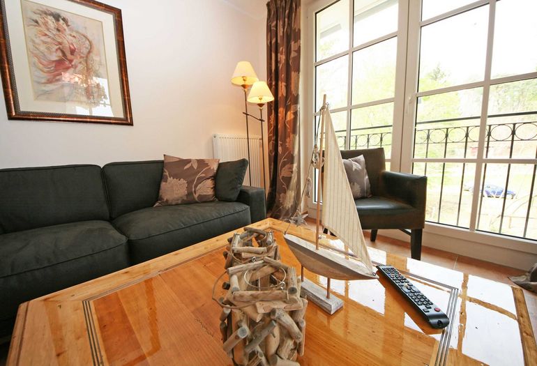 Wohnzimmer mit gemütlicher Couch Wohnzimmer mit gemütlicher Couch