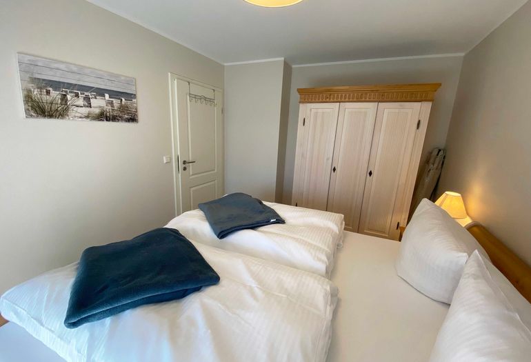 Schlafzimmer mit Kleiderschrank