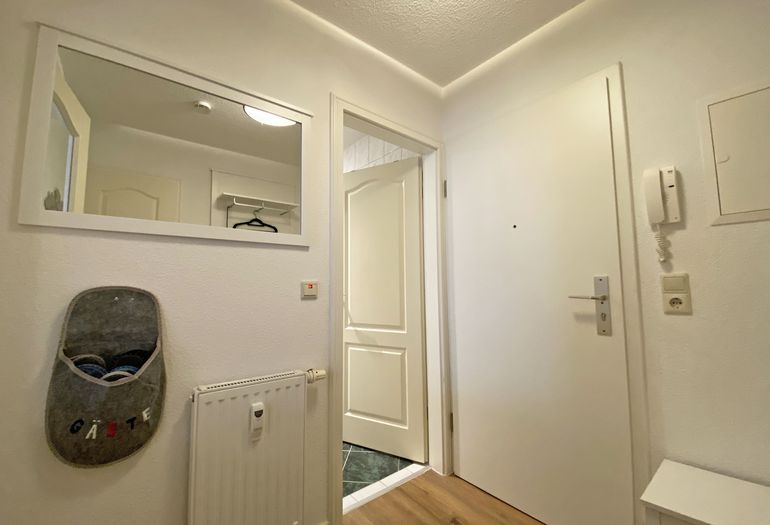 Flur mit Garderobe und Spiegel