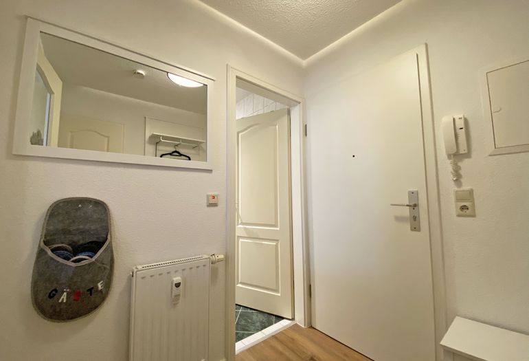 Flur mit Garderobe und Spiegel