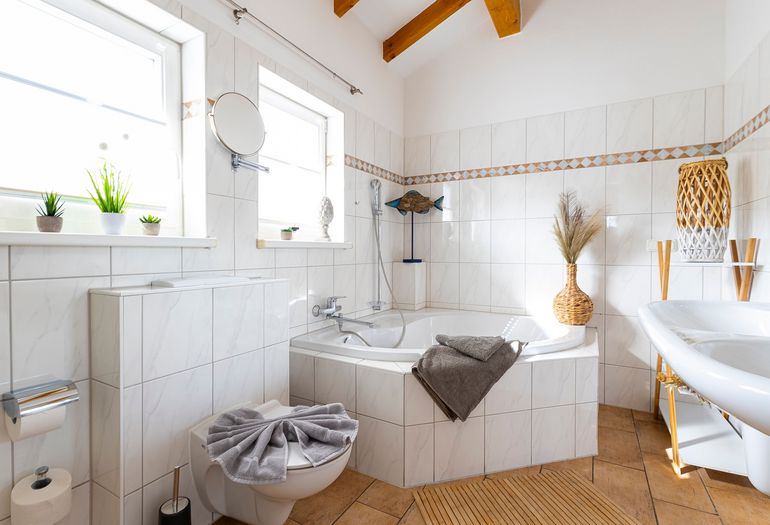 Badezimmer mit Badewanne