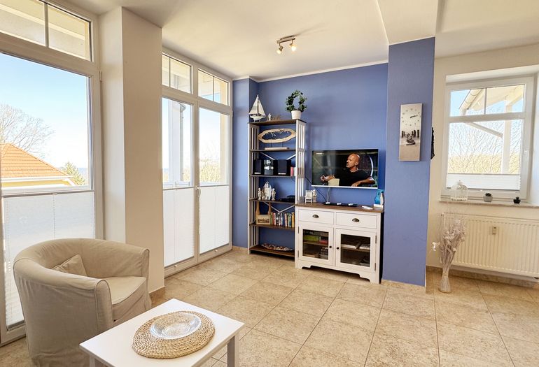 gemütliches Wohnzimmer mit Smart-TV auf Anrichte