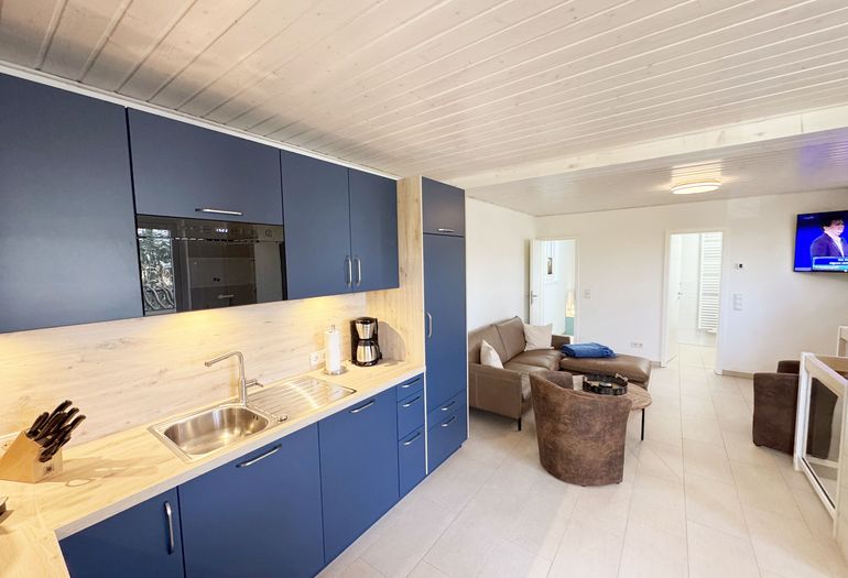 moderne Einbauküchenzeile und offener Wohnbereich