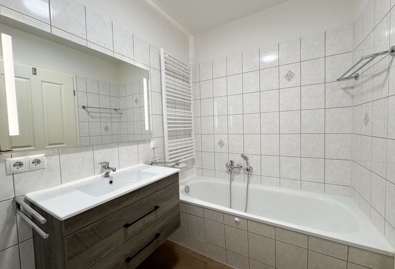 innenliegendes Badezimmer mit Waschbecken und Badewanne