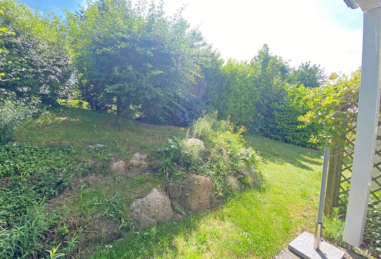 bestuhlte Terrasse mit Blick ins Grüne