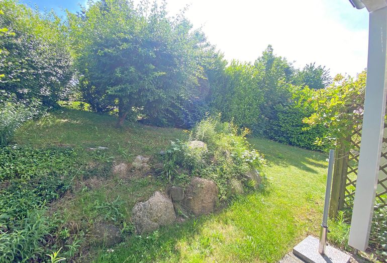 bestuhlte Terrasse mit Blick ins Grüne bestuhlte Terrasse mit Blick ins Grüne