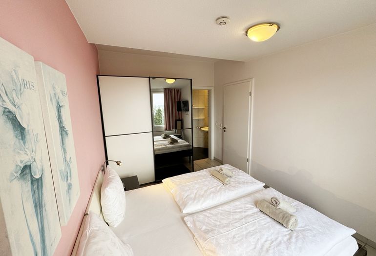 Schlafzimmer mit Kleiderschrank Schlafzimmer mit Kleiderschrank