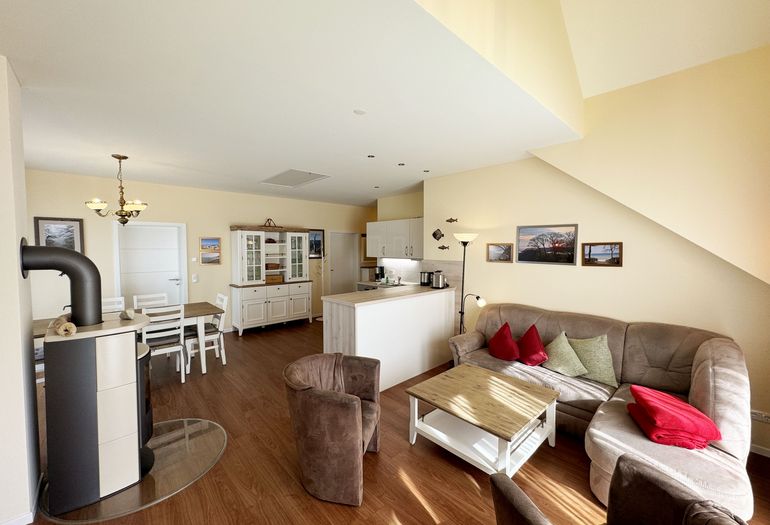 Wohnzimmer mit Couch, TV und Kamin Wohnzimmer mit Couch, TV und Kamin