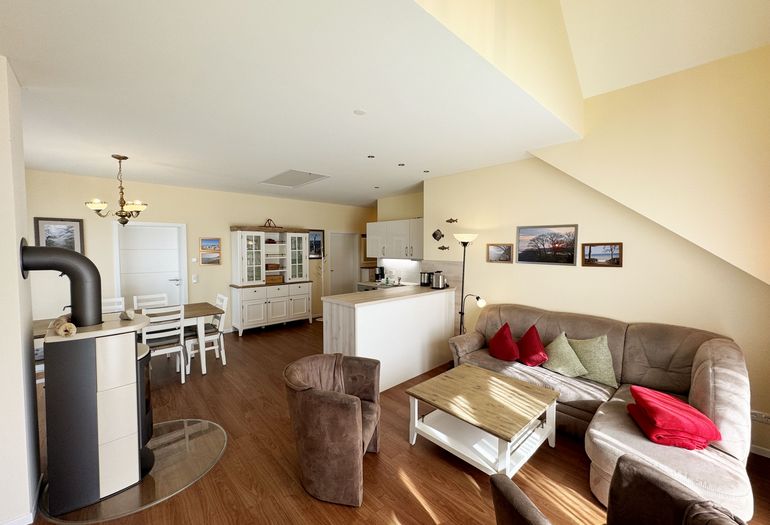 Wohnzimmer mit Couch, TV und Kamin Wohnzimmer mit Couch, TV und Kamin