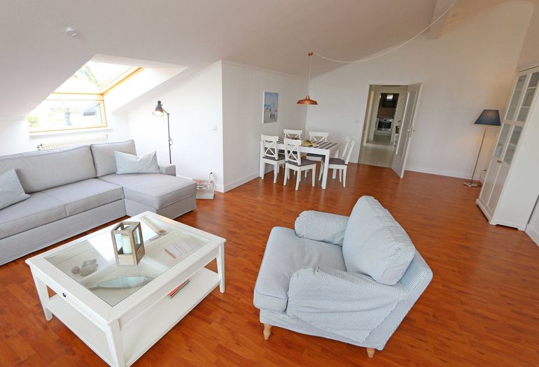 gemütliche Couch und Sesel