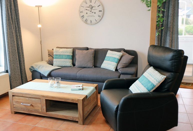 Wohnzimmer mit gemütlicher Couch Wohnzimmer mit gemütlicher Couch