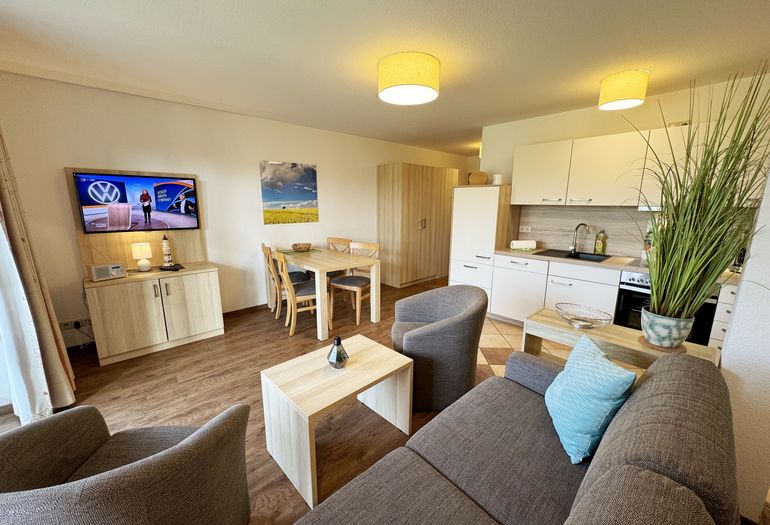 Wohnzimmer mit gemütlicher Couch