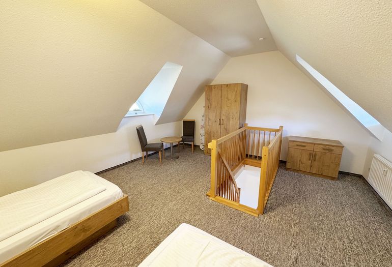 Schlafzimmer mit Kleiderschrank