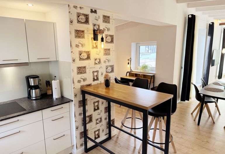 Tresen mit Blick zum Essplatz Tresen mit Blick zum Essplatz