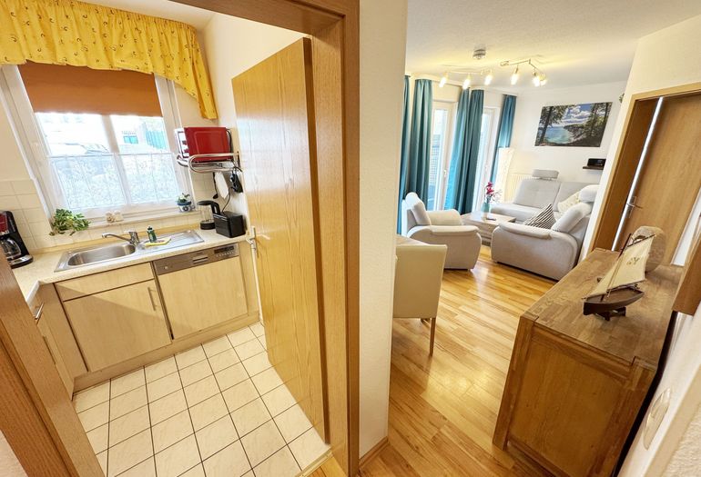 Blick in die Küche und den Wohnbereich Blick in die Küche und den Wohnbereich