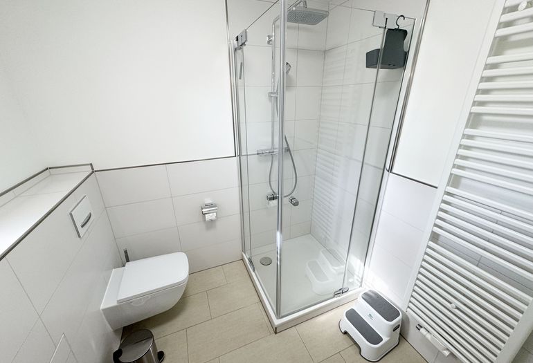 Tageslichtbad mit Regendusche Tageslichtbad mit Regendusche
