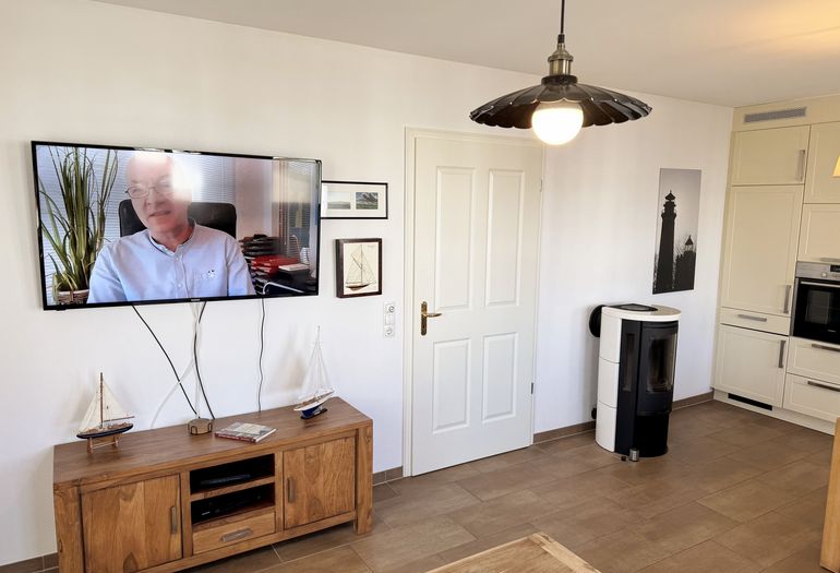 gemütliches Wohnzimmer mit Smart-TV und TV-Board