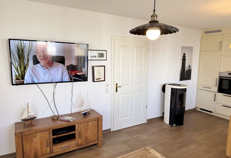gemütliches Wohnzimmer mit Smart-TV und TV-Board gemütliches Wohnzimmer mit Smart-TV und TV-Board