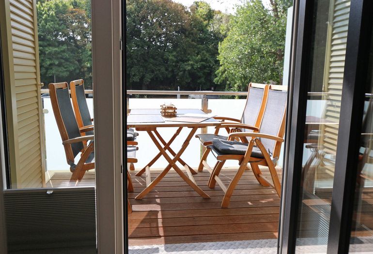 Blick aus dem Wohnzimmer zum Balkon