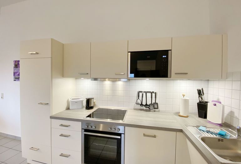 Küchenzeile mit Backofen