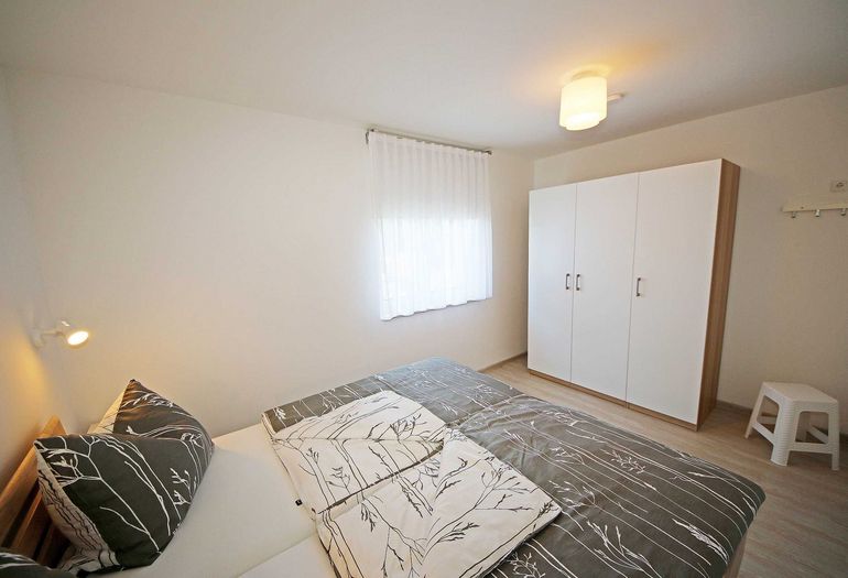 Schlafzimmer mit großem Kleiderschrank