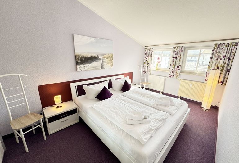 Seepark Sellin Haus Baabe - hell und freundliches Schlafzimmer