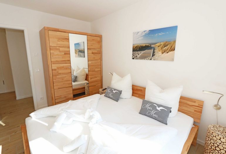 Schlafzimmer mit Kleiderschrank