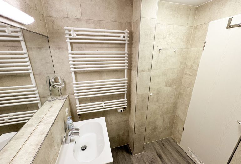 Badezimmer mit Waschplatz Badezimmer mit Waschplatz