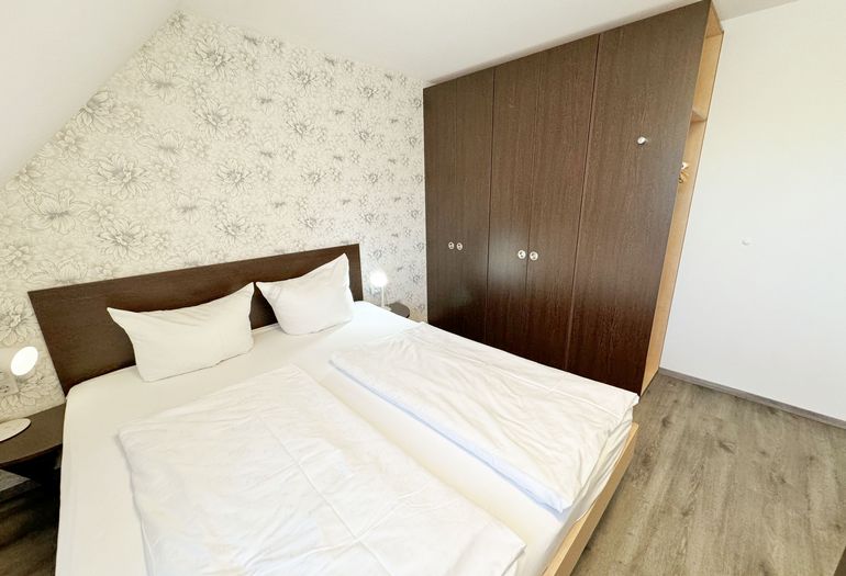 2. Schlafzimmer mit Kleiderschrank