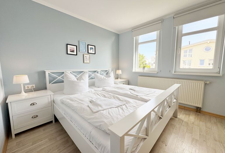 1. Schlafzimmer mit Doppelbett mit Nachtkonsolen