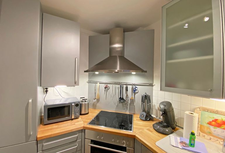 moderne Küchenzeile mit Backofen moderne Küchenzeile mit Backofen