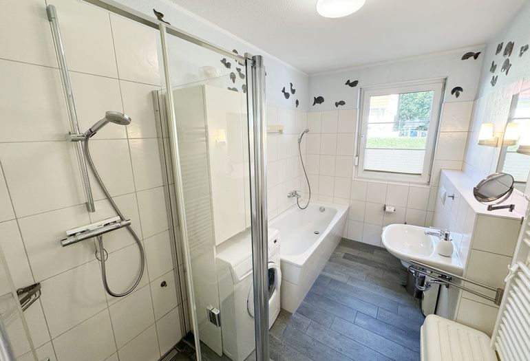 Tageslichtbadezimmer mit Badewanne und Waschbecken Tageslichtbadezimmer mit Badewanne und Waschbecken