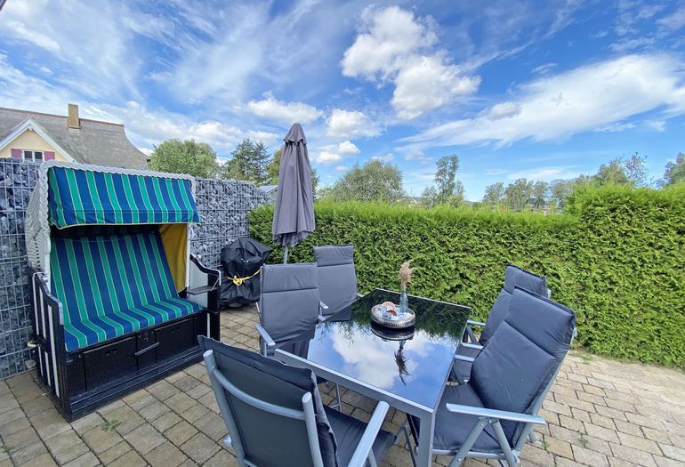 bestuhlte Terrasse mit Strandkorb