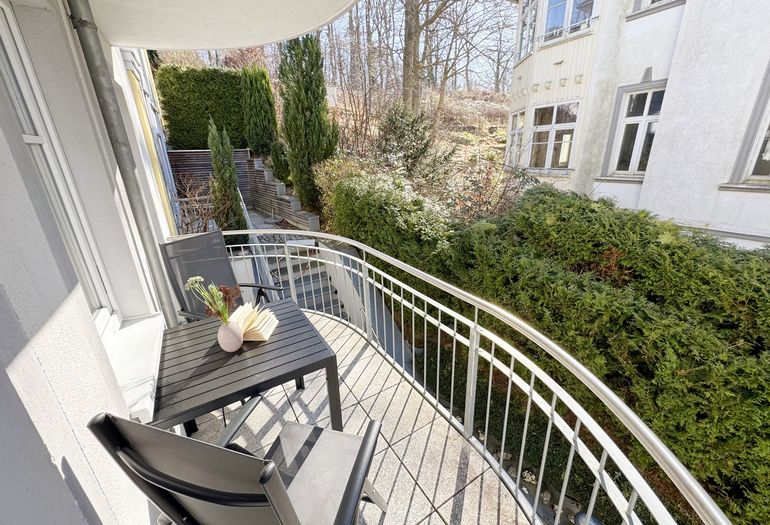 bestuhlter Balkon der Wohnung 07
