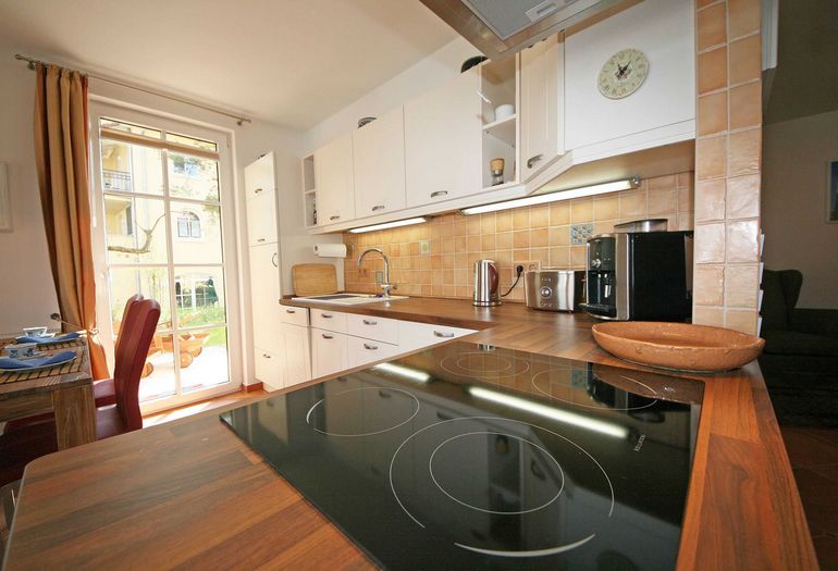 moderne Küchenzeile mit Ceranfeld für gemeinsames Kochen