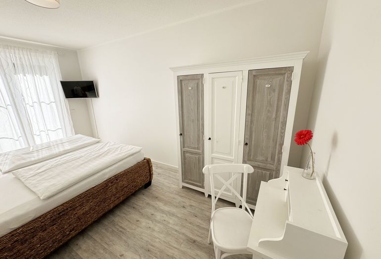 Blick auf das gesamte Schlafzimmer Blick auf das gesamte Schlafzimmer