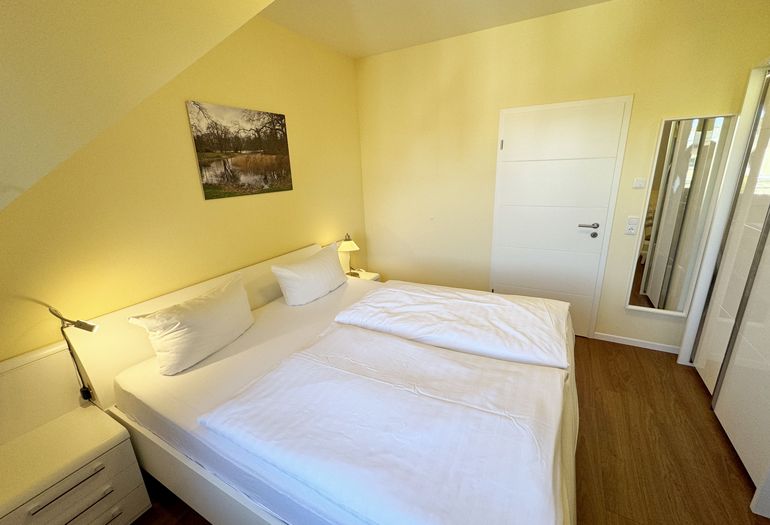 großes Schlafzimmer mit Doppelbett