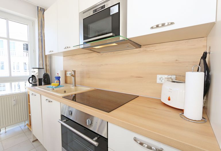 Küchenzeile mit Backofen