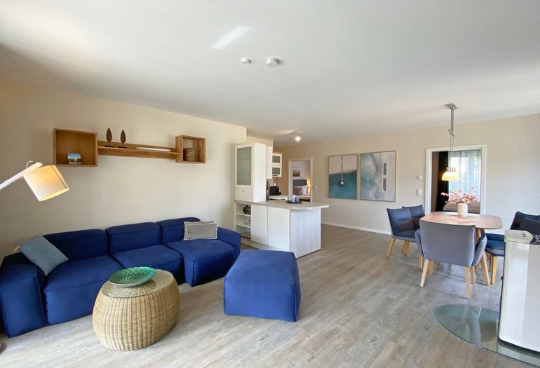 großer Wohnbereich mit gemütlicher Couch