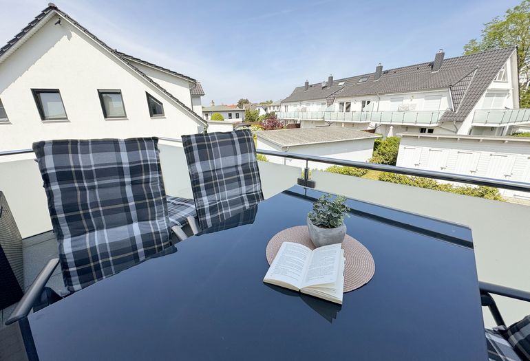 bestuhlter Balkon